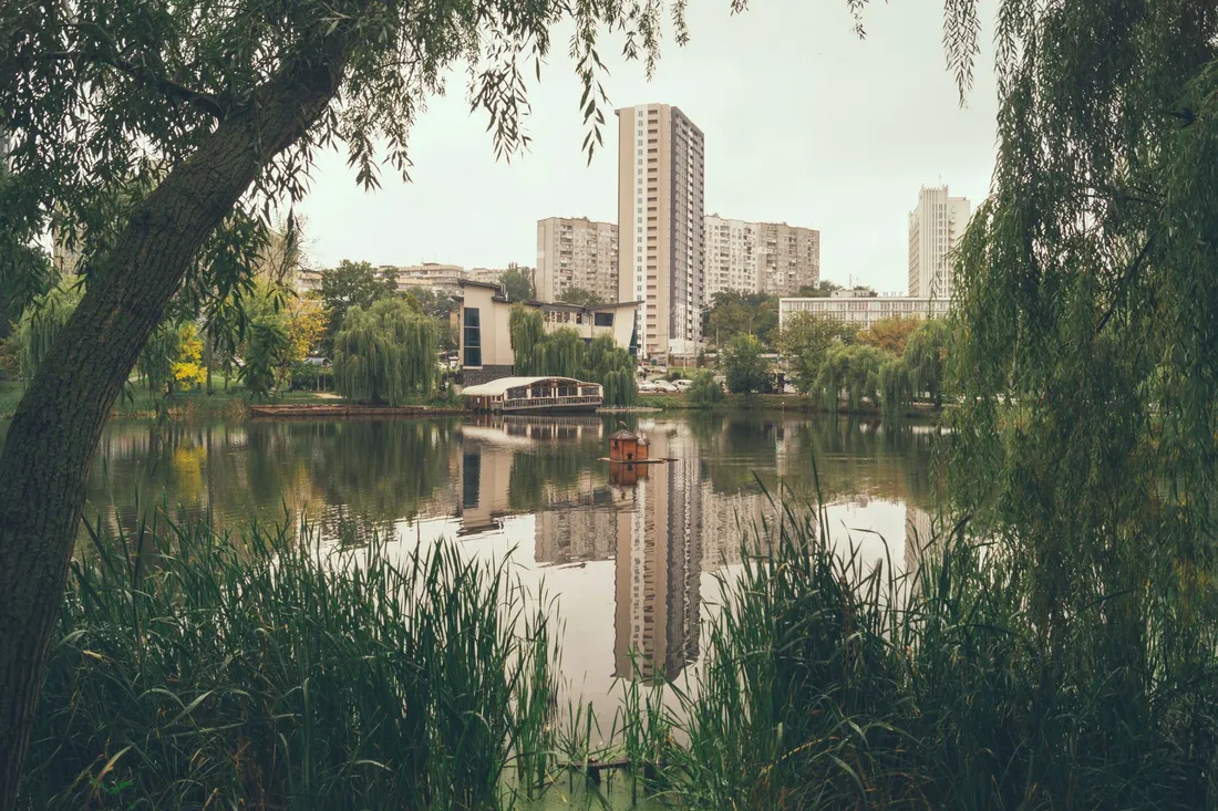 Urbaner Park an der Spree in Friedrichshain mit Grünflächen und Stadtkulisse