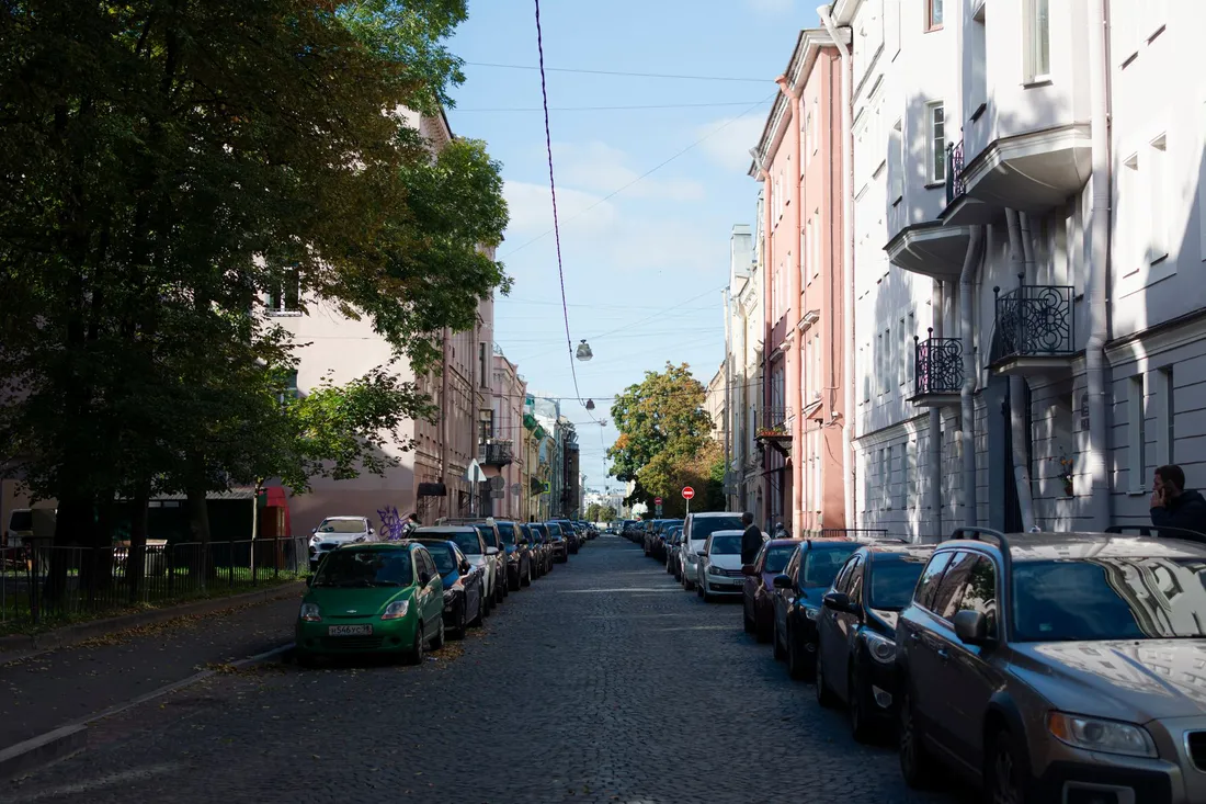 Dicht beparkte Berliner Wohnstrasse mit Parkbuchten und Altbauten